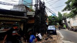 Warga Keluhkan Kabel Semrawut Lima Tahun di Jalan Kuningan Barat Raya