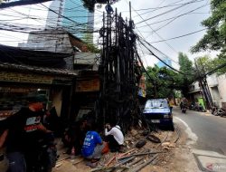 Warga Keluhkan Kabel Semrawut Lima Tahun di Jalan Kuningan Barat Raya