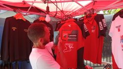 Penonton Mulai Berburu Merchandise MotoGP Indonesia 2026 di Mandalika