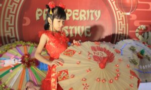 Semarak Payung Hias Sambut Tahun Baru Imlek di Lenmarc Mall