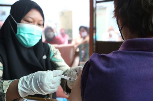 Pemkot Surabaya Lakukan Vaksinasi Booster Kedua, Warga Umur 18 Tahun Bisa Langsung Datang ke Kecamatan