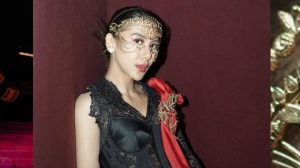 9 Pesona Adinda Thomas dalam Gala Premiere Pemukiman Setan, Menawan!