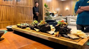 Ingin Santap Iga Bakar dan juga BBQ Assorted Seafood pada Atas Papan Sepanjang 1 Meter, Coba Di Sini