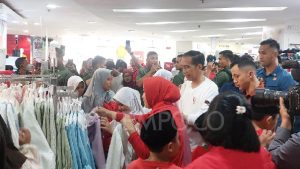 Ketika Jokowi Mentraktir Anak Yatim Baju serta Kue Lebaran pada Mal Atrium Senen