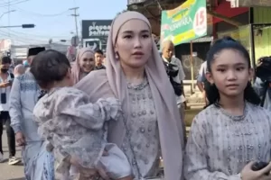 Ayu Ting Ting Berkali-kali Istighfar, Emosi Gegara Nyaris Telat Salat Ied