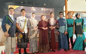 Digelar di Pantai Midodaren Tulungagung, East Java Fashion Harmony 2024 Dorong Desainer Hadirkan Kreasi Tenun