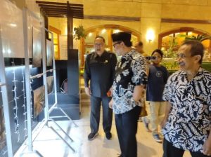 Guru SMPN 60 dan Murid SMPN 26 Rebut Piala Wali Kota Surabaya AI Visual Art Competition 2024