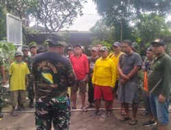 Koramil 0830-18/Gayungan Gelar Karya Bakti Pembersihan Makam Jelang Ramadhan