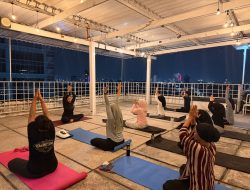 Moonlight Session Yoga, MaxOne Hotel Dharmahusada Hadirkan Ruang Relaksasi di Bawah Cahaya Bulan Purnama