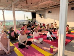 MaxOne Hotel Dharmahusada Ajak Warga Jaga Kebugaran Lewat Sunset Yoga