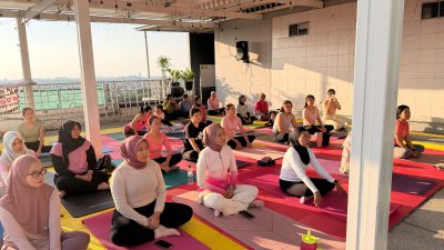 MaxOne Hotel Dharmahusada Ajak Warga Jaga Kebugaran Lewat Sunset Yoga