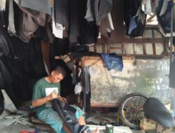 Bertahan Hampir Tiga Dekade, Sandhi Jadi Andalan Pengendara Surabaya untuk Ganti Cover Jok Motor