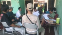 Petugas Kecamatan Gunung Anyar Lakukan Pendataan Ulang Data Perlinsos di RT 03 RW 03 Gunung Anyar Kidul