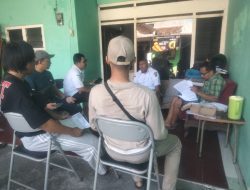 Petugas Kecamatan Gunung Anyar Lakukan Pendataan Ulang Data Perlinsos di RT 03 RW 03 Gunung Anyar Kidul