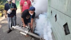 RT 03 Gunung Anyar Kidul Gelar Fogging Berkala, Warga Sambut Baik