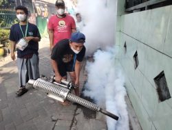 RT 03 Gunung Anyar Kidul Gelar Fogging Berkala, Warga Sambut Baik