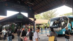 Terminal Bungurasih Ramai Penumpang, Arus Kedatangan Bus Tetap Lancar