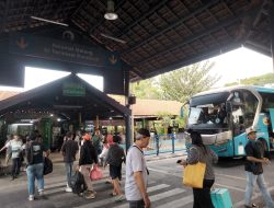 Terminal Bungurasih Ramai Penumpang, Arus Kedatangan Bus Tetap Lancar