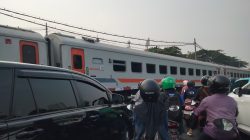 Lalu Lintas Bundaran Taman Pelangi Surabaya Padat Saat Kereta Api Melintas