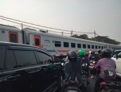 Lalu Lintas Bundaran Taman Pelangi Surabaya Padat Saat Kereta Api Melintas