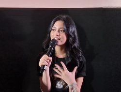 Yoriko Angeline Dilamar Aldio Oekon di Kawasan Istana Versailles, Paris