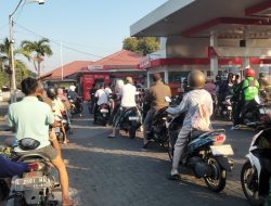 Pagi Hari, Antrean Pertalite Terpantau di SPBU Ketintang Surabaya