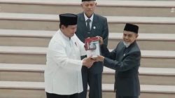 Prabowo Hadiri Resepsi 100 Tahun Gontor, Terima Buku dan Mushaf Karya Santri