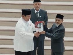 Prabowo Hadiri Resepsi 100 Tahun Gontor, Terima Buku dan Mushaf Karya Santri