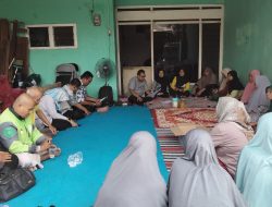Musyawarah Kecamatan dan Kelurahan Gunung Anyar Bersama Warga RT 03 Bahas Kesesuaian Data Bantuan