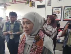 Khofifah Tinjau Program Servis Motor Gratis di SMK Islam Krembung Sidoarjo