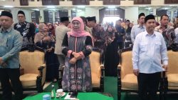 Khofifah Tinjau Pemeriksaan Mata dalam Program 1.000 Kacamata Gratis bagi Guru