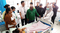 Pigai Tinjau Korban Dugaan Keracunan MBG di Surabaya, Dapur Penyedia Dipastikan Dievaluasi