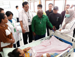 Pigai Tinjau Korban Dugaan Keracunan MBG di Surabaya, Dapur Penyedia Dipastikan Dievaluasi