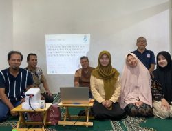 Bantu UMKM Naik Kelas, Dosen PPNS Beri Edukasi Pemasaran Digital Lewat WhatsApp hingga QR Code