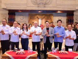 Kepala Biro Adpim Jatim Terima Penghargaan Mitra Pemerintah Berdampak di HUT Ke-8 Perhumas Surabaya Raya