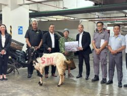 Wujud Kepedulian Sesama, Swiss-Belinn Manyar Surabaya Serahkan Hewan Kurban ke Masjid Al-Anwar