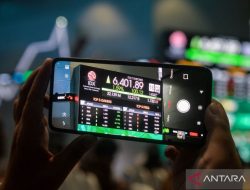 IHSG Menguat 0,33 Persen Saat Investor Menanti Hasil RDG Bank Indonesia
