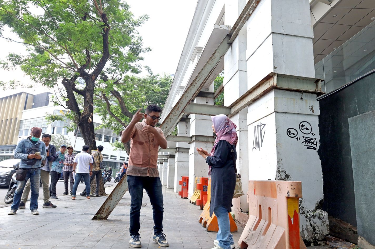 Sekretaris Dinas Sumber Daya Air dan Bina Marga (DSDABM) Kota Surabaya, Mohamad Iman Rachmadi menjelaskan bahwa proses pembongkaran akan dilakukan pada malam hari, secara bertahap dengan perhitungan teknis yang matang supaya tidak menganggu pengguna jalan.