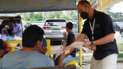 Bandara Hang Nadim Batam Bagikan Masker di Tengah Kabut Asap