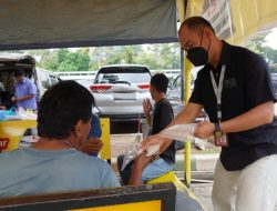 Bandara Hang Nadim Batam Bagikan Masker di Tengah Kabut Asap