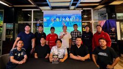 Meriah, MaxOne Hotel Dharmahusada Surabaya Gelar Nobar Eksklusif Bersama Striker Deltras FC Martinus Novianto